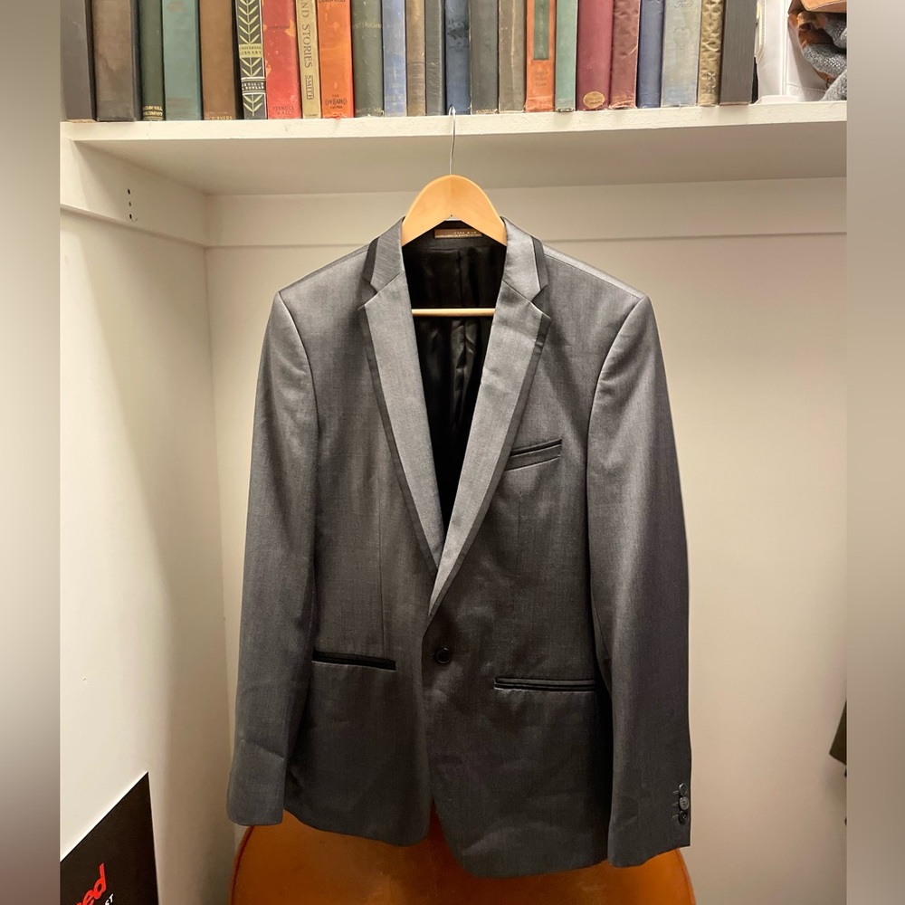 MEN'S ONE BUTTON SLIM FIT SMOKING JACKET IN SHINY SILVER WITH BLACK PIPING